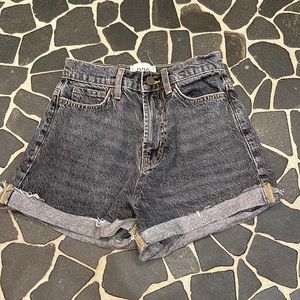 I am selling these shorts because they don’t fit me